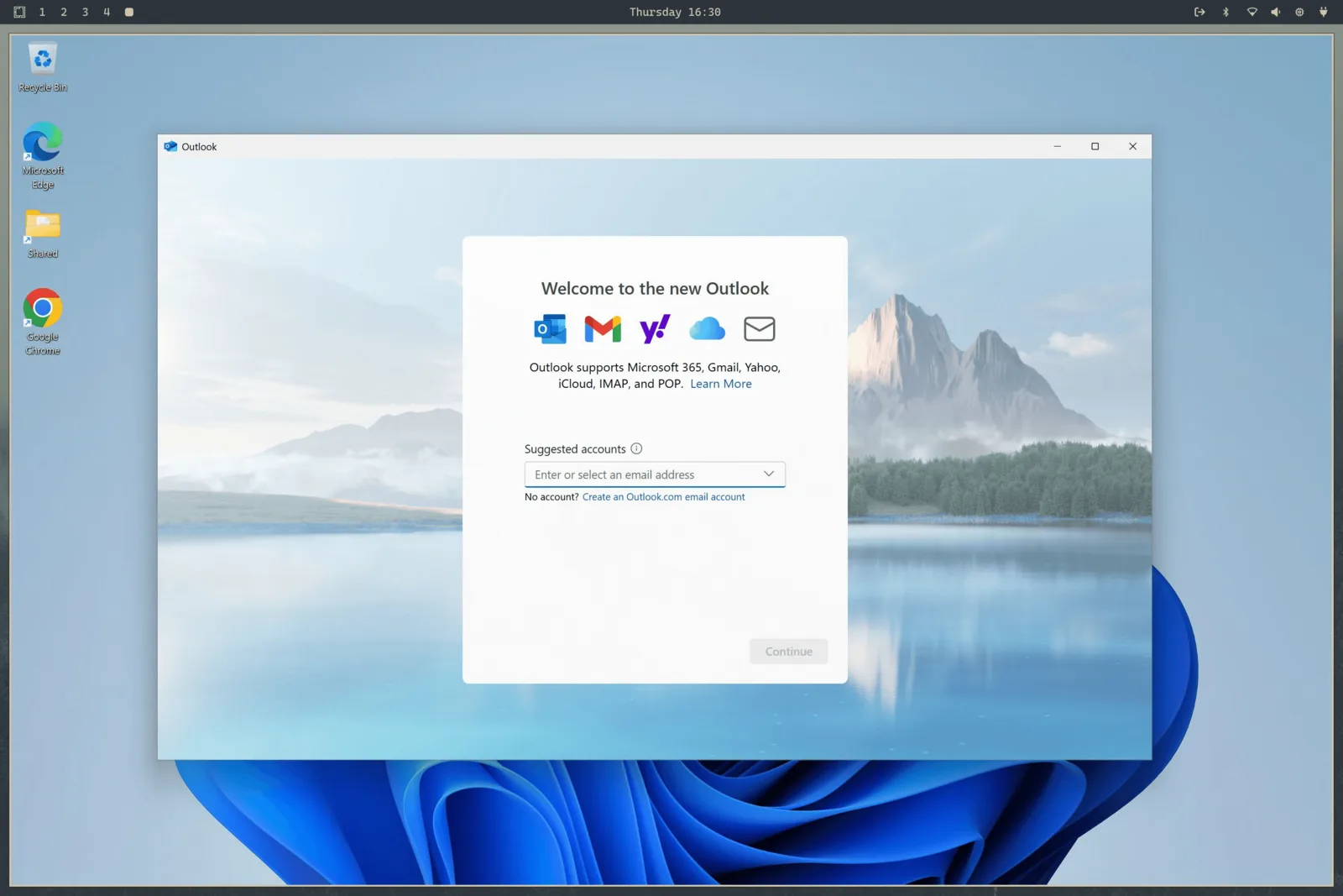 Windows 11 с работещ Outlook в Omarchy, като барът на десктопа на Omarchy се вижда над него